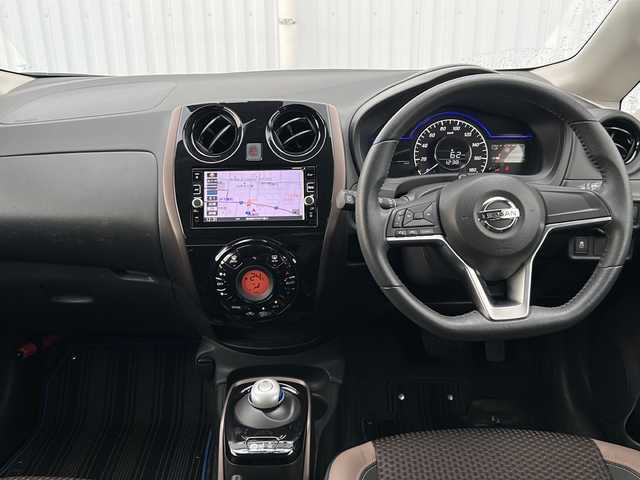 日産 ノート e－パワー メダリスト 愛媛県 2017(平29)年 6.5万km スーパーブラック 純正SDナビ/・Bluetooth/SD/TV/CD/DVD/アラウンドビューモニター/エマージェンシーブレーキ/ETC/コーナーセンサー/ドライブレコーダー前のみ/アイドリングストップ/純正フロアマット/純正15インチアルミホイール/オートライト/オートLEDヘッドライト/フォグランプ/レーンキープアシスト/スマートキー/スペアキー/保証書/取扱説明書