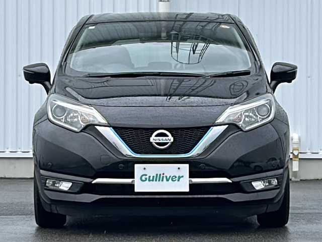 日産 ノート e－パワー メダリスト 愛媛県 2017(平29)年 6.5万km スーパーブラック 純正SDナビ/・Bluetooth/SD/TV/CD/DVD/アラウンドビューモニター/エマージェンシーブレーキ/ETC/コーナーセンサー/ドライブレコーダー前のみ/アイドリングストップ/純正フロアマット/純正15インチアルミホイール/オートライト/オートLEDヘッドライト/フォグランプ/レーンキープアシスト/スマートキー/スペアキー/保証書/取扱説明書