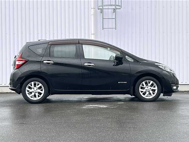 日産 ノート e－パワー メダリスト 愛媛県 2017(平29)年 6.5万km スーパーブラック 純正SDナビ/・Bluetooth/SD/TV/CD/DVD/アラウンドビューモニター/エマージェンシーブレーキ/ETC/コーナーセンサー/ドライブレコーダー前のみ/アイドリングストップ/純正フロアマット/純正15インチアルミホイール/オートライト/オートLEDヘッドライト/フォグランプ/レーンキープアシスト/スマートキー/スペアキー/保証書/取扱説明書