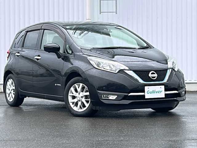 日産 ノート e－パワー メダリスト 愛媛県 2017(平29)年 6.5万km スーパーブラック 純正SDナビ/・Bluetooth/SD/TV/CD/DVD/アラウンドビューモニター/エマージェンシーブレーキ/ETC/コーナーセンサー/ドライブレコーダー前のみ/アイドリングストップ/純正フロアマット/純正15インチアルミホイール/オートライト/オートLEDヘッドライト/フォグランプ/レーンキープアシスト/スマートキー/スペアキー/保証書/取扱説明書