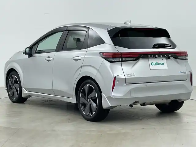 日産 オーラ G FOUR レザーエディション 道央・札幌 2022(令4)年 1万km ブリリアントシルバー ・4WD/・禁煙車/・純正ナビ&CD&DVD&SD&MSV&BT&TV/・アラウンドビューモニター/・エマージェンシーブレーキ/・レーンキープアシスト/・ブラインドスポットモニター/・コーナーセンサー/・前席シートヒーター/・レザーシート/・ステアリングヒーター/・デジタルインナーミラー/・前後ドライブレコーダー/・ビルトインETC/・純正フロアマット/・ドアバイザー/・オートミラー/・LEDヘッドライト/・LEDフォグランプ/・オートハイビーム/・オートライト