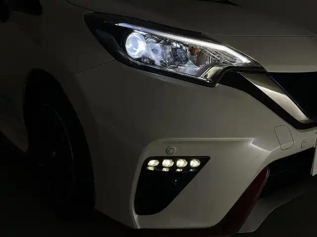 日産 ノート e－パワー ニスモ 群馬県 2018(平30)年 6万km ブリリアントホワイトパール インテリジェントクルーズコントロール/インテリジェントLI(車線逸脱防止支援システム)/アラウンドビューモニター/インテリジェントルームミラー/LEDヘッドライト/＝＝＝＝＝＝/純正7インチナビ(MM518D-W)/AM/FM/CD/DVD/BT/AUX/フルセグ/ETC/ナビ連動ドライブレコーダー(DJ4-D)/エマージェンシーブレーキ/車線逸脱警報(LDW)/踏み間違い衝突防止アシスト/フロント&バックソナー/NISMO専用スエード調スポーツシート/スマートキー/プッシュスタート