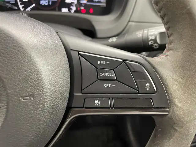 日産 ノート e－パワー ニスモ 群馬県 2018(平30)年 6万km ブリリアントホワイトパール インテリジェントクルーズコントロール/インテリジェントLI(車線逸脱防止支援システム)/アラウンドビューモニター/インテリジェントルームミラー/LEDヘッドライト/＝＝＝＝＝＝/純正7インチナビ(MM518D-W)/AM/FM/CD/DVD/BT/AUX/フルセグ/ETC/ナビ連動ドライブレコーダー(DJ4-D)/エマージェンシーブレーキ/車線逸脱警報(LDW)/踏み間違い衝突防止アシスト/フロント&バックソナー/NISMO専用スエード調スポーツシート/スマートキー/プッシュスタート