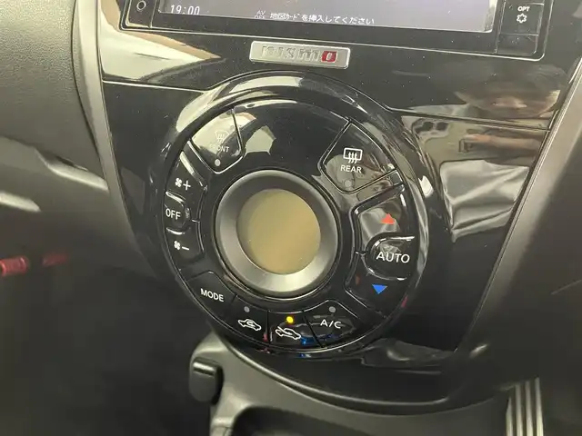 日産 ノート e－パワー ニスモ 群馬県 2018(平30)年 6万km ブリリアントホワイトパール インテリジェントクルーズコントロール/インテリジェントLI(車線逸脱防止支援システム)/アラウンドビューモニター/インテリジェントルームミラー/LEDヘッドライト/＝＝＝＝＝＝/純正7インチナビ(MM518D-W)/AM/FM/CD/DVD/BT/AUX/フルセグ/ETC/ナビ連動ドライブレコーダー(DJ4-D)/エマージェンシーブレーキ/車線逸脱警報(LDW)/踏み間違い衝突防止アシスト/フロント&バックソナー/NISMO専用スエード調スポーツシート/スマートキー/プッシュスタート