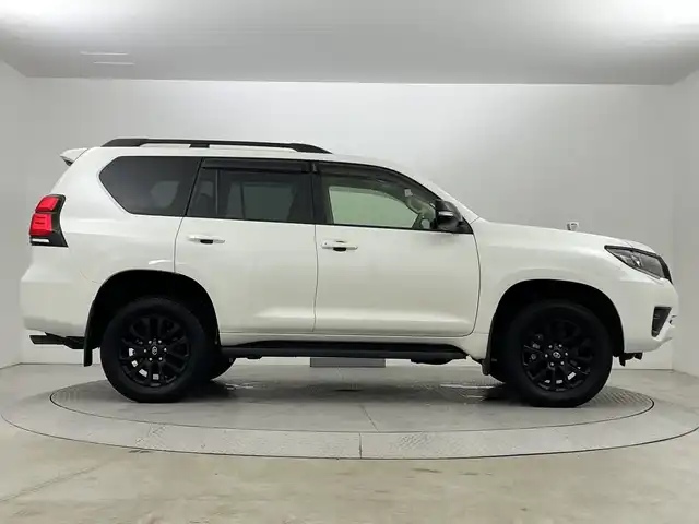 トヨタ ランドクルーザー プラド TX Lパッケージ マットブラED 新潟県 2022(令4)年 3万km ホワイトパールクリスタルシャイン ４ＷＤ/禁煙車　/ワンオーナー　/サンルーフ　/ベージュ革シート　/パナソニックフローティングナビ(CD/DVD/BT/フルセグTV)/Ｂｌｕｅｔｏｏｔｈ接続　/バックモニター　/ＥＴＣ　/ブラックルーフレール　/運転席/助手席パワーシート　/運転席/助手席シートヒーター　/運転席/助手席エアシート/トヨタセーフティセンス/・クリアランスソナー/・プリクラッシュセーフティ/・先行車発進通知/・オートマチックハイビーム/レーダークルーズコントロール/LEDヘッドライト/スペアキー