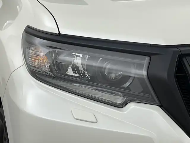 トヨタ ランドクルーザー プラド TX Lパッケージ マットブラED 新潟県 2022(令4)年 3万km ホワイトパールクリスタルシャイン ４ＷＤ/禁煙車　/ワンオーナー　/サンルーフ　/ベージュ革シート　/パナソニックフローティングナビ(CD/DVD/BT/フルセグTV)/Ｂｌｕｅｔｏｏｔｈ接続　/バックモニター　/ＥＴＣ　/ブラックルーフレール　/運転席/助手席パワーシート　/運転席/助手席シートヒーター　/運転席/助手席エアシート/トヨタセーフティセンス/・クリアランスソナー/・プリクラッシュセーフティ/・先行車発進通知/・オートマチックハイビーム/レーダークルーズコントロール/LEDヘッドライト/スペアキー