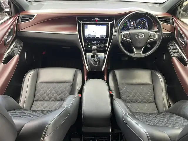 トヨタ ハリアー ハイブリッド プレミアム 滋賀県 2018(平30)年 5.7万km ホワイトパールクリスタルシャイン 純正9インチナビ/(CD/DVD/フルセグ/Bluetooth)/バックカメラ/追従クルーズコントロール/ETC/ハーフレザーシート/パワーシート(D席)/コーナーセンサー/電動リアゲート/LEDヘッドライト/オートライト/オートハイビーム/ステアリングスイッチ/スマートキー/プッシュスタート
