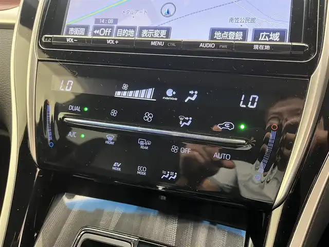 トヨタ ハリアー ハイブリッド プレミアム 滋賀県 2018(平30)年 5.7万km ホワイトパールクリスタルシャイン 純正9インチナビ/(CD/DVD/フルセグ/Bluetooth)/バックカメラ/追従クルーズコントロール/ETC/ハーフレザーシート/パワーシート(D席)/コーナーセンサー/電動リアゲート/LEDヘッドライト/オートライト/オートハイビーム/ステアリングスイッチ/スマートキー/プッシュスタート