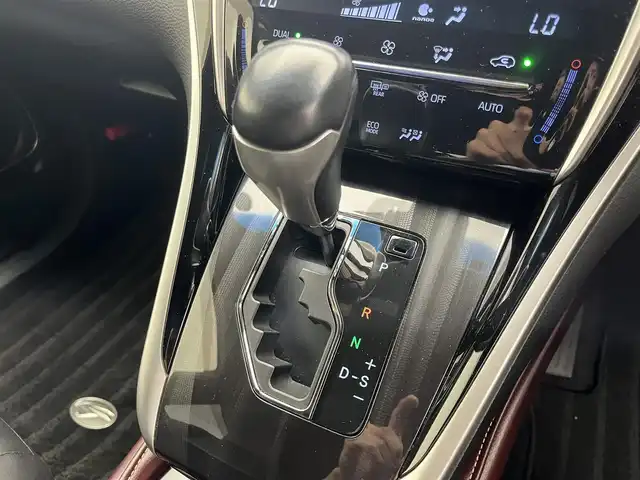 トヨタ ハリアー ハイブリッド プレミアム 滋賀県 2018(平30)年 5.7万km ホワイトパールクリスタルシャイン 純正9インチナビ/(CD/DVD/フルセグ/Bluetooth)/バックカメラ/追従クルーズコントロール/ETC/ハーフレザーシート/パワーシート(D席)/コーナーセンサー/電動リアゲート/LEDヘッドライト/オートライト/オートハイビーム/ステアリングスイッチ/スマートキー/プッシュスタート