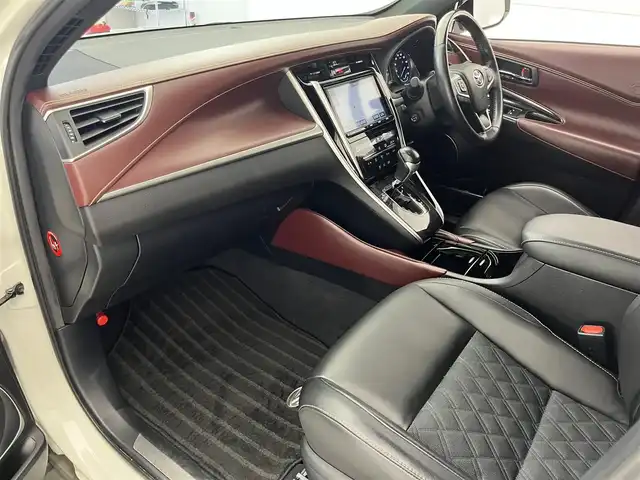 トヨタ ハリアー ハイブリッド プレミアム 滋賀県 2018(平30)年 5.7万km ホワイトパールクリスタルシャイン 純正9インチナビ/(CD/DVD/フルセグ/Bluetooth)/バックカメラ/追従クルーズコントロール/ETC/ハーフレザーシート/パワーシート(D席)/コーナーセンサー/電動リアゲート/LEDヘッドライト/オートライト/オートハイビーム/ステアリングスイッチ/スマートキー/プッシュスタート