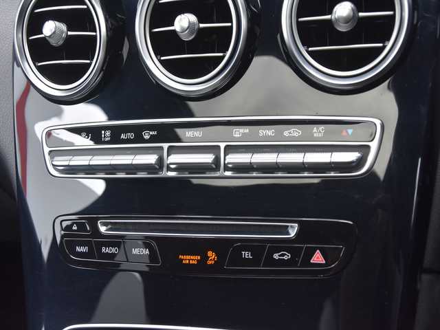 メルセデス・ベンツ ＧＬＣ２２０ d 4マチック クーペ スポーツ 本革 和歌山県 2017(平29)年 5.7万km 白 サンルーフ /ブルメスターサウンド /レーダーSF /黒革 /純正ナビ /フルセグ /全方位カメラ /HUD /エアバランスパッケージ/電動バックドア /パフュームアトマイザー /コーナーセンサー /純正19AW /スマートキー /ETC /スペアキー