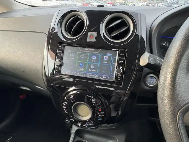 日産 ノート e－パワー X 熊本県 2018(平30)年 4.3万km ブリリアントホワイトパール ・純正ナビ(CD/DVD/SD/BT)/・アラウンドビューモニター/・フルセグテレビ/・エマージェンシーブレーキ/・コーナーセンサー/・ドライブレコーダー/・ETC/・デジタルインナーミラー/・オートライト/・スマートキー/・プッシュスタート/・純正アルミホイール