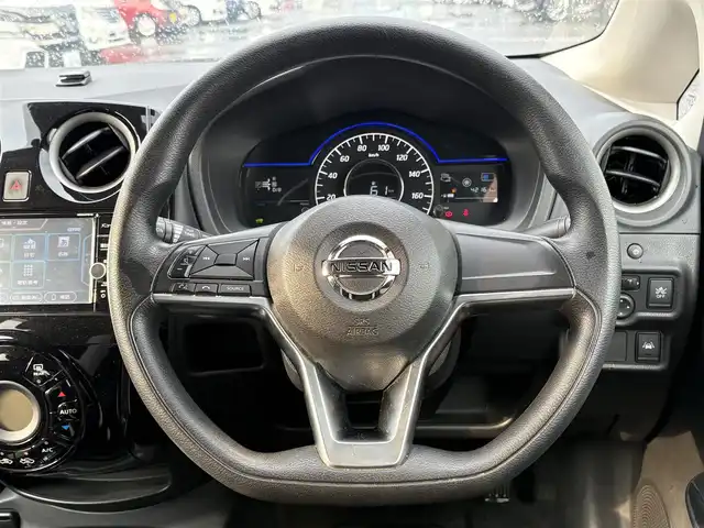 日産 ノート e－パワー X 熊本県 2018(平30)年 4.3万km ブリリアントホワイトパール ・純正ナビ(CD/DVD/SD/BT)/・アラウンドビューモニター/・フルセグテレビ/・エマージェンシーブレーキ/・コーナーセンサー/・ドライブレコーダー/・ETC/・デジタルインナーミラー/・オートライト/・スマートキー/・プッシュスタート/・純正アルミホイール