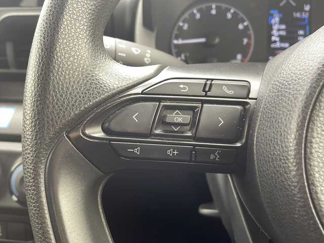 トヨタ ヤリス X 沖縄県 2020(令2)年 8万km スーパーホワイトⅡ 純正ディスプレイオーディオ/Ｂｌｕｅｔｏｏｔｈ/ＵＳＢ/フルセグテレビ/バックカメラ/ＥＴＣ/トヨタセーフティセンス/オートライト/純正フロアマット/プッシュスタート/スマートキー/コーナーセンサー