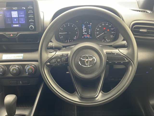 トヨタ ヤリス X 沖縄県 2020(令2)年 8万km スーパーホワイトⅡ 純正ディスプレイオーディオ/Ｂｌｕｅｔｏｏｔｈ/ＵＳＢ/フルセグテレビ/バックカメラ/ＥＴＣ/トヨタセーフティセンス/オートライト/純正フロアマット/プッシュスタート/スマートキー/コーナーセンサー