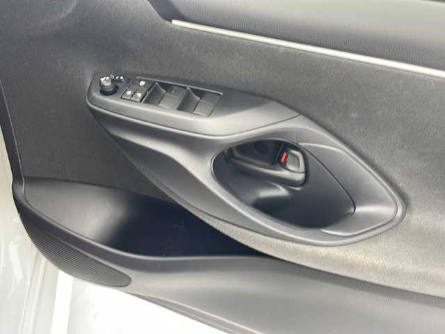 トヨタ ヤリス X 沖縄県 2020(令2)年 8万km スーパーホワイトⅡ 純正ディスプレイオーディオ/Ｂｌｕｅｔｏｏｔｈ/ＵＳＢ/フルセグテレビ/バックカメラ/ＥＴＣ/トヨタセーフティセンス/オートライト/純正フロアマット/プッシュスタート/スマートキー/コーナーセンサー