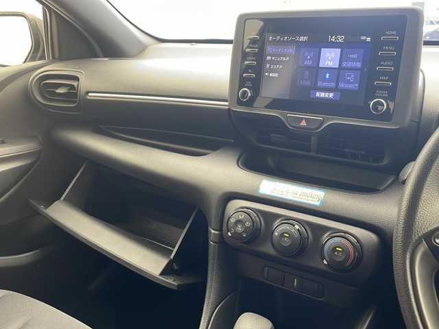 トヨタ ヤリス X 沖縄県 2020(令2)年 8万km スーパーホワイトⅡ 純正ディスプレイオーディオ/Ｂｌｕｅｔｏｏｔｈ/ＵＳＢ/フルセグテレビ/バックカメラ/ＥＴＣ/トヨタセーフティセンス/オートライト/純正フロアマット/プッシュスタート/スマートキー/コーナーセンサー