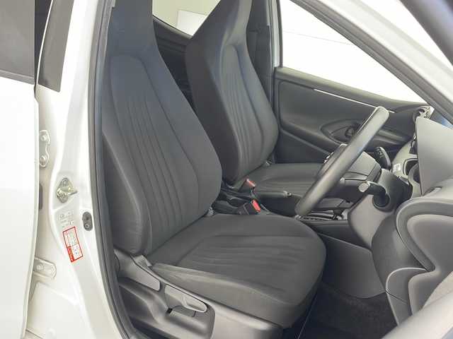 トヨタ ヤリス X 沖縄県 2020(令2)年 8万km スーパーホワイトⅡ 純正ディスプレイオーディオ/Ｂｌｕｅｔｏｏｔｈ/ＵＳＢ/フルセグテレビ/バックカメラ/ＥＴＣ/トヨタセーフティセンス/オートライト/純正フロアマット/プッシュスタート/スマートキー/コーナーセンサー