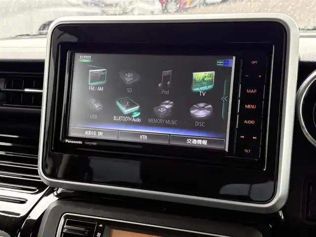 スズキ スペーシア カスタム HYBRID XS 大分県 2018(平30)年 5.7万km ピュアホワイトP ・SDナビ(CD/DVD/BT/SD/USB)/・全方位カメラ/・フルセグテレビ/・ヘッドアップディスプレイ/・両側パワースライドドア/・衝突被害軽減ブレーキ/・ドライブレコーダー/・オートハイビーム/・ステアリングリモコン/・運転席シートヒーター/・リアセンサー/・スマートキー/・プッシュスタート/・純正アルミホイール