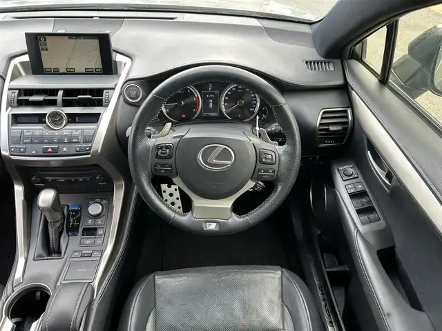 レクサス ＮＸ 200t Fスポーツ 福岡県 2015(平27)年 7.8万km ソニックチタニウム メーカーナビ/【CD/DVD/SD/BT/USB/AUX】/フルセグTV/バックカメラ/アラウンドビューモニター/レザーシート/衝突軽減/レーンキープアシスト/横滑り防止/前後コーナーセンサー/BSM/ステアリングスイッチ/クルコン/パドルシフト/ビルトインETC/パワーシート/シートメモリ/シートヒーター/エアーシート/ステアリングヒーター/純正フロアマット/純正アルミホイール/電動パーキングブレーキ/オートホールド/保証書