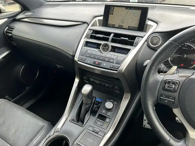 レクサス ＮＸ 200t Fスポーツ 福岡県 2015(平27)年 7.8万km ソニックチタニウム メーカーナビ/【CD/DVD/SD/BT/USB/AUX】/フルセグTV/バックカメラ/アラウンドビューモニター/レザーシート/衝突軽減/レーンキープアシスト/横滑り防止/前後コーナーセンサー/BSM/ステアリングスイッチ/クルコン/パドルシフト/ビルトインETC/パワーシート/シートメモリ/シートヒーター/エアーシート/ステアリングヒーター/純正フロアマット/純正アルミホイール/電動パーキングブレーキ/オートホールド/保証書