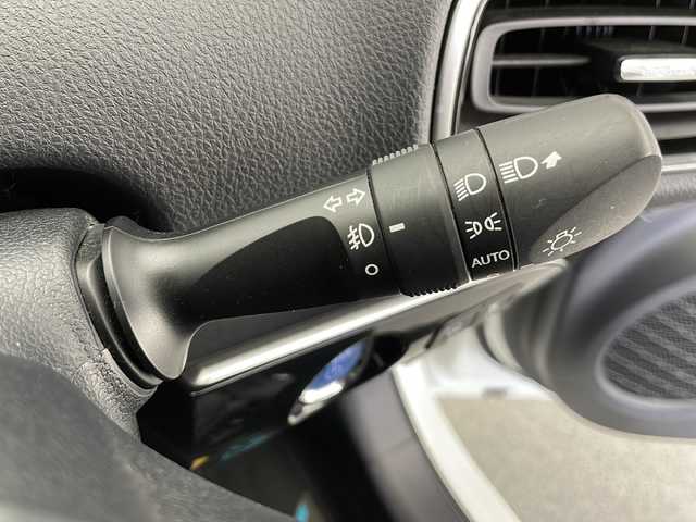 トヨタ プリウス A プレミアム 長野県 2016(平28)年 3万km ホワイトパールクリスタルシャイン 4WD/純正ナビ（AM/FM/TV/DVD/BT/TV)/アダクティブクルーズコントロール/レーンキープアシスト/オートライト/オートハイビーム/LEDヘッドライト/アドバンスパーク/ブラインドスポットモニター/バックカメラ/ビルトインETC/ドライブレコーダー/パワーシート/シートヒーター/純正フロアマット/純正アルミホイール/ステアリングスイッチ/電格ミラー/革巻きステアリング