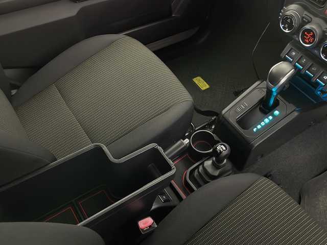 スズキ ジムニー XC 長野県 2021(令3)年 1.5万km ミディアムグレー 4WD/ワンオーナー/社外SDナビ（MDV-S708L）/スズキセーフティサポート/・デュアルセンサーブレーキサポート/・先行車発進お知らせ機能/・標識認識機能/・誤発進抑制機能/・後方誤発進抑制機能/W+サイドエアバッグ/社外前後ドライブレコーダー/プッシュスタート/スマートキー/クルーズコントロール/フルセグTV/D+N席シートヒーター/ビルトインETC/純正フロアマット/純正16インチアルミホイール/保証書/取扱説明書