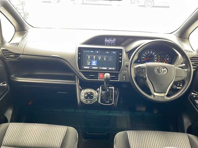 トヨタ ヴォクシー ZS 沖縄県 2018(平30)年 6.9万km ブラックM 純正１０インチナビ/（フルセグ　Ｂｌｕｅｔｏｏｔｈ　ＣＤ　ＤＶＤ）/純正フリップダウンモニター/バックカメラ/ＥＴＣ/両側パワースライドドア/トヨタセーフティセンス/ＬＥＤヘッドライト/オートライト/純正アルミホイール
