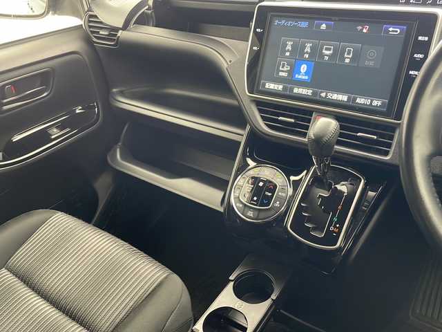 トヨタ ヴォクシー ZS 沖縄県 2018(平30)年 6.9万km ブラックM 純正１０インチナビ/（フルセグ　Ｂｌｕｅｔｏｏｔｈ　ＣＤ　ＤＶＤ）/純正フリップダウンモニター/バックカメラ/ＥＴＣ/両側パワースライドドア/トヨタセーフティセンス/ＬＥＤヘッドライト/オートライト/純正アルミホイール