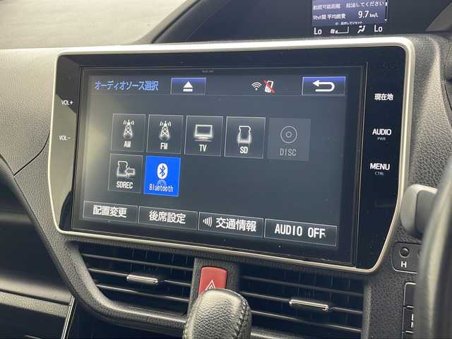 トヨタ ヴォクシー ZS 沖縄県 2018(平30)年 6.9万km ブラックM 純正１０インチナビ/（フルセグ　Ｂｌｕｅｔｏｏｔｈ　ＣＤ　ＤＶＤ）/純正フリップダウンモニター/バックカメラ/ＥＴＣ/両側パワースライドドア/トヨタセーフティセンス/ＬＥＤヘッドライト/オートライト/純正アルミホイール