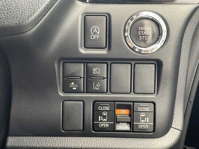 トヨタ ヴォクシー ZS 沖縄県 2018(平30)年 6.9万km ブラックM 純正１０インチナビ/（フルセグ　Ｂｌｕｅｔｏｏｔｈ　ＣＤ　ＤＶＤ）/純正フリップダウンモニター/バックカメラ/ＥＴＣ/両側パワースライドドア/トヨタセーフティセンス/ＬＥＤヘッドライト/オートライト/純正アルミホイール