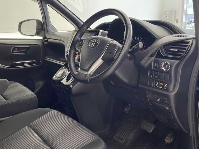 トヨタ ヴォクシー ZS 沖縄県 2018(平30)年 6.9万km ブラックM 純正１０インチナビ/（フルセグ　Ｂｌｕｅｔｏｏｔｈ　ＣＤ　ＤＶＤ）/純正フリップダウンモニター/バックカメラ/ＥＴＣ/両側パワースライドドア/トヨタセーフティセンス/ＬＥＤヘッドライト/オートライト/純正アルミホイール