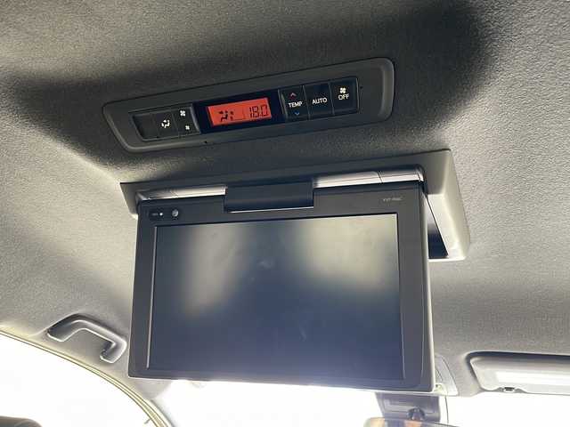 トヨタ ヴォクシー ZS 沖縄県 2018(平30)年 6.9万km ブラックM 純正１０インチナビ/（フルセグ　Ｂｌｕｅｔｏｏｔｈ　ＣＤ　ＤＶＤ）/純正フリップダウンモニター/バックカメラ/ＥＴＣ/両側パワースライドドア/トヨタセーフティセンス/ＬＥＤヘッドライト/オートライト/純正アルミホイール
