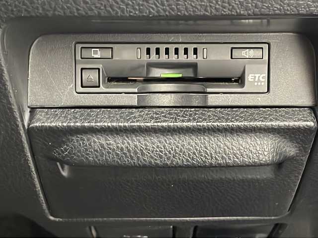 トヨタ ヴォクシー ZS 沖縄県 2018(平30)年 6.9万km ブラックM 純正１０インチナビ/（フルセグ　Ｂｌｕｅｔｏｏｔｈ　ＣＤ　ＤＶＤ）/純正フリップダウンモニター/バックカメラ/ＥＴＣ/両側パワースライドドア/トヨタセーフティセンス/ＬＥＤヘッドライト/オートライト/純正アルミホイール
