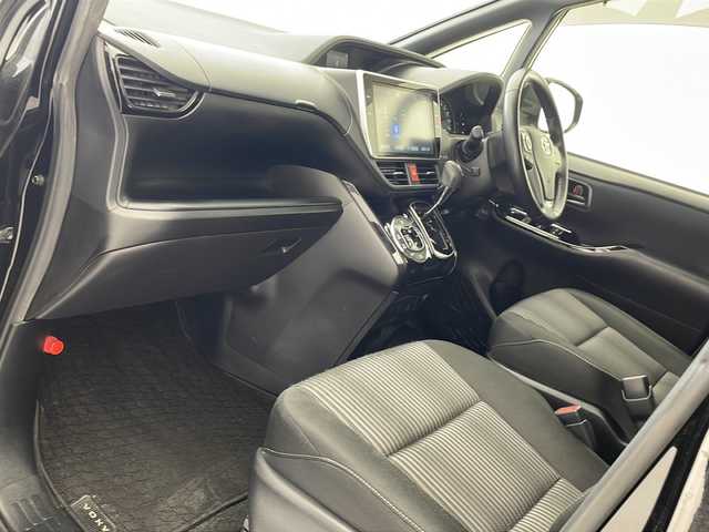トヨタ ヴォクシー ZS 沖縄県 2018(平30)年 6.9万km ブラックM 純正１０インチナビ/（フルセグ　Ｂｌｕｅｔｏｏｔｈ　ＣＤ　ＤＶＤ）/純正フリップダウンモニター/バックカメラ/ＥＴＣ/両側パワースライドドア/トヨタセーフティセンス/ＬＥＤヘッドライト/オートライト/純正アルミホイール