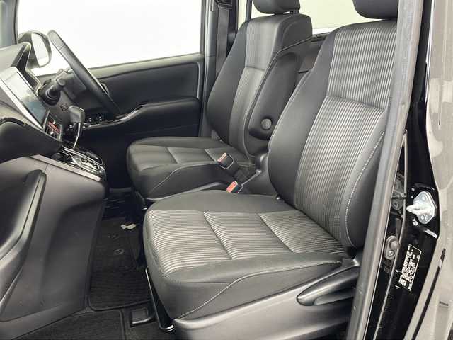 トヨタ ヴォクシー ZS 沖縄県 2018(平30)年 6.9万km ブラックM 純正１０インチナビ/（フルセグ　Ｂｌｕｅｔｏｏｔｈ　ＣＤ　ＤＶＤ）/純正フリップダウンモニター/バックカメラ/ＥＴＣ/両側パワースライドドア/トヨタセーフティセンス/ＬＥＤヘッドライト/オートライト/純正アルミホイール