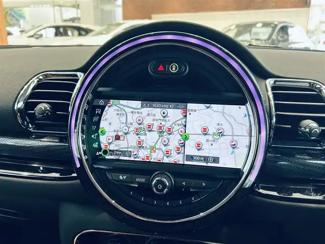 ＭＩＮＩ ＢＭＷ ミニ クラブマン クーパーD 大阪府 2020(令2)年 5.6万km ペッパー・ホワイト ペッパーＰ/インテリジェントセーフティ/純正ナビ/バックカメラ/クリアランスソナー/ＡＣＣ/純正17インチＡＷ/ＥＴＣ/ベージュシートカバー