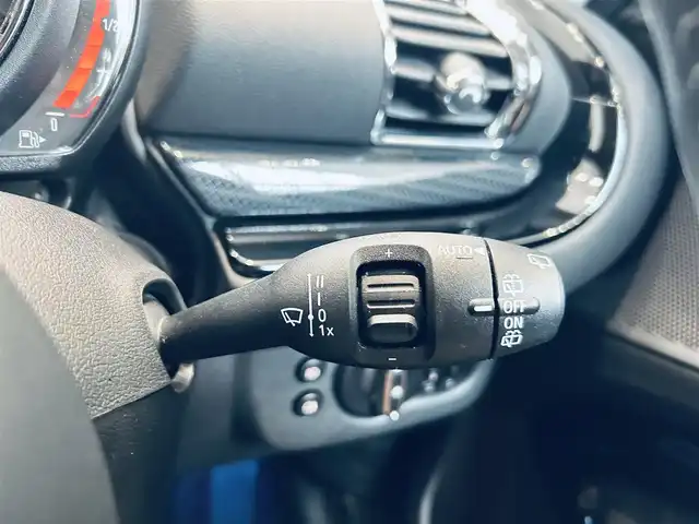 ＭＩＮＩ ＢＭＷ ミニ クラブマン クーパーD 大阪府 2020(令2)年 5.6万km ペッパー・ホワイト ペッパーＰ/インテリジェントセーフティ/純正ナビ/バックカメラ/クリアランスソナー/ＡＣＣ/純正17インチＡＷ/ＥＴＣ/ベージュシートカバー