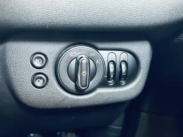 ＭＩＮＩ ＢＭＷ ミニ クラブマン クーパーD 大阪府 2020(令2)年 5.6万km ペッパー・ホワイト ペッパーＰ/インテリジェントセーフティ/純正ナビ/バックカメラ/クリアランスソナー/ＡＣＣ/純正17インチＡＷ/ＥＴＣ/ベージュシートカバー