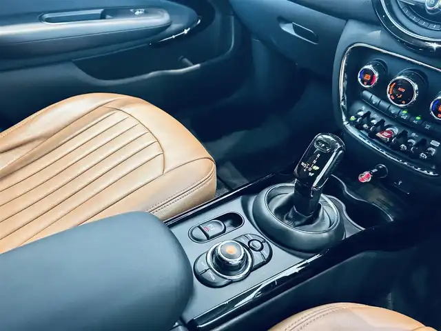 ＭＩＮＩ ＢＭＷ ミニ クラブマン クーパーD 大阪府 2020(令2)年 5.6万km ペッパー・ホワイト ペッパーＰ/インテリジェントセーフティ/純正ナビ/バックカメラ/クリアランスソナー/ＡＣＣ/純正17インチＡＷ/ＥＴＣ/ベージュシートカバー