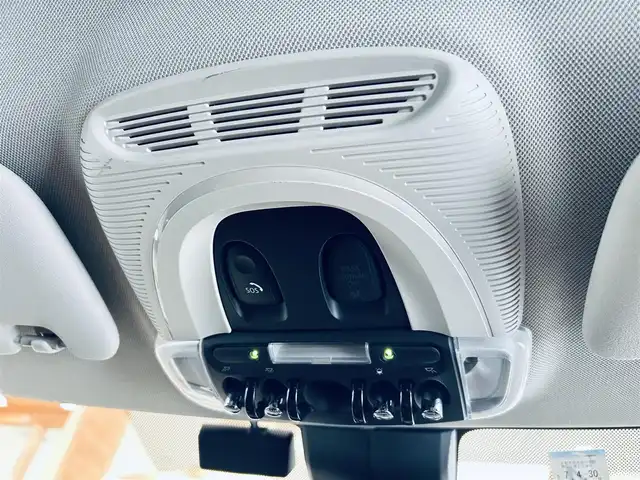ＭＩＮＩ ＢＭＷ ミニ クラブマン クーパーD 大阪府 2020(令2)年 5.6万km ペッパー・ホワイト ペッパーＰ/インテリジェントセーフティ/純正ナビ/バックカメラ/クリアランスソナー/ＡＣＣ/純正17インチＡＷ/ＥＴＣ/ベージュシートカバー