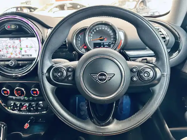 ＭＩＮＩ ＢＭＷ ミニ クラブマン クーパーD 大阪府 2020(令2)年 5.6万km ペッパー・ホワイト ペッパーＰ/インテリジェントセーフティ/純正ナビ/バックカメラ/クリアランスソナー/ＡＣＣ/純正17インチＡＷ/ＥＴＣ/ベージュシートカバー