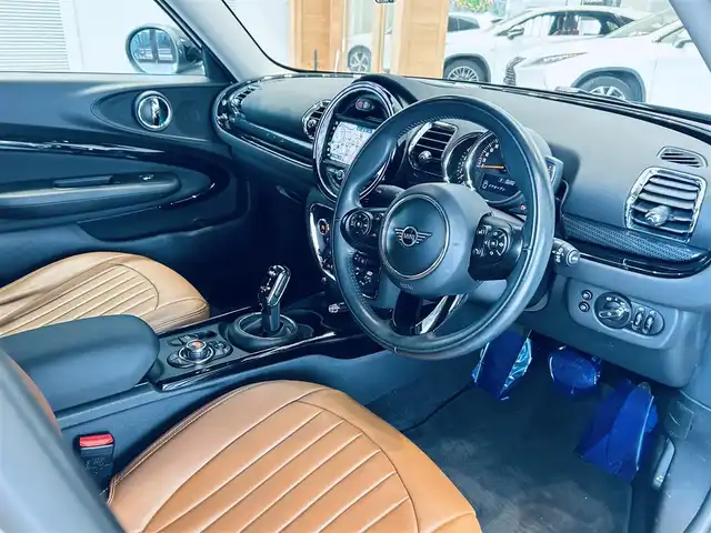 ＭＩＮＩ ＢＭＷ ミニ クラブマン クーパーD 大阪府 2020(令2)年 5.6万km ペッパー・ホワイト ペッパーＰ/インテリジェントセーフティ/純正ナビ/バックカメラ/クリアランスソナー/ＡＣＣ/純正17インチＡＷ/ＥＴＣ/ベージュシートカバー