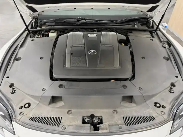 レクサス ＬＳ 500 Iパッケージ 三重県 2019(平31)年 2.8万km ソニッククォーツ プレミアムガソリン・ツインターボ/FR/MTモード付フロア10AT/12.3型ナビ/（AM/FM/CD/DVD/REC/SD/USB/Bluetooth/Miracast/AUX/TV）/パノラミックビューモニター/ドライブレコーダー 前後/ETC2.0/LEXUS Safety System＋A/・プリクラッシュセーフティ（歩行者注意喚起・アクティブ操舵回避支援）/・フロントクロストラフィックアラート/・Lexus CoDrive（レーダークルコン・レーントレーシングアシスト・レーンチェンジアシスト）/・ドライバー異常時停車支援システム/・上下2段式アダプティブハイビームシステム/・ロードサインアシスト/・先行車発進告知機能/・ITS Connect/・ブラインドスポットモニター/など/装備/・ムーンルーフ*/・本革シート/・シートヒーター＆ベンチレーション（D/N）/・メモリーパワーシート（D20way/N18way）/・パワートランクリッド/・デジタルインナーミラー/・左右独立温度調整オートエアコン/・電動リヤガラスサンシェード/・カラーHUD/・電子パーキングブレーキ＆ブレーキホールド/・20インチノイズリダクションAW（スパッタ）/・スマートキーx2＋カードキーx1/など/*…メーカーOP