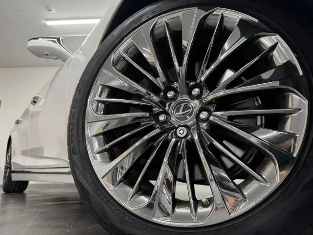 レクサス ＬＳ 500 Iパッケージ 三重県 2019(平31)年 2.8万km ソニッククォーツ プレミアムガソリン・ツインターボ/FR/MTモード付フロア10AT/12.3型ナビ/（AM/FM/CD/DVD/REC/SD/USB/Bluetooth/Miracast/AUX/TV）/パノラミックビューモニター/ドライブレコーダー 前後/ETC2.0/LEXUS Safety System＋A/・プリクラッシュセーフティ（歩行者注意喚起・アクティブ操舵回避支援）/・フロントクロストラフィックアラート/・Lexus CoDrive（レーダークルコン・レーントレーシングアシスト・レーンチェンジアシスト）/・ドライバー異常時停車支援システム/・上下2段式アダプティブハイビームシステム/・ロードサインアシスト/・先行車発進告知機能/・ITS Connect/・ブラインドスポットモニター/など/装備/・ムーンルーフ*/・本革シート/・シートヒーター＆ベンチレーション（D/N）/・メモリーパワーシート（D20way/N18way）/・パワートランクリッド/・デジタルインナーミラー/・左右独立温度調整オートエアコン/・電動リヤガラスサンシェード/・カラーHUD/・電子パーキングブレーキ＆ブレーキホールド/・20インチノイズリダクションAW（スパッタ）/・スマートキーx2＋カードキーx1/など/*…メーカーOP