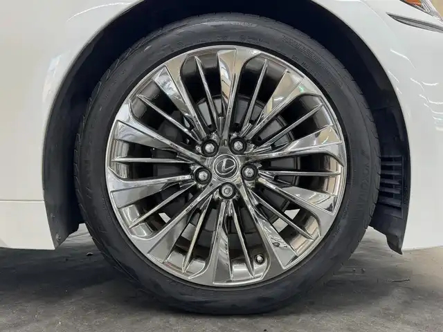 レクサス ＬＳ 500 Iパッケージ 三重県 2019(平31)年 2.8万km ソニッククォーツ プレミアムガソリン・ツインターボ/FR/MTモード付フロア10AT/12.3型ナビ/（AM/FM/CD/DVD/REC/SD/USB/Bluetooth/Miracast/AUX/TV）/パノラミックビューモニター/ドライブレコーダー 前後/ETC2.0/LEXUS Safety System＋A/・プリクラッシュセーフティ（歩行者注意喚起・アクティブ操舵回避支援）/・フロントクロストラフィックアラート/・Lexus CoDrive（レーダークルコン・レーントレーシングアシスト・レーンチェンジアシスト）/・ドライバー異常時停車支援システム/・上下2段式アダプティブハイビームシステム/・ロードサインアシスト/・先行車発進告知機能/・ITS Connect/・ブラインドスポットモニター/など/装備/・ムーンルーフ*/・本革シート/・シートヒーター＆ベンチレーション（D/N）/・メモリーパワーシート（D20way/N18way）/・パワートランクリッド/・デジタルインナーミラー/・左右独立温度調整オートエアコン/・電動リヤガラスサンシェード/・カラーHUD/・電子パーキングブレーキ＆ブレーキホールド/・20インチノイズリダクションAW（スパッタ）/・スマートキーx2＋カードキーx1/など/*…メーカーOP
