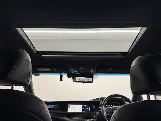 レクサス ＬＳ 500 Iパッケージ 三重県 2019(平31)年 2.8万km ソニッククォーツ プレミアムガソリン・ツインターボ/FR/MTモード付フロア10AT/12.3型ナビ/（AM/FM/CD/DVD/REC/SD/USB/Bluetooth/Miracast/AUX/TV）/パノラミックビューモニター/ドライブレコーダー 前後/ETC2.0/LEXUS Safety System＋A/・プリクラッシュセーフティ（歩行者注意喚起・アクティブ操舵回避支援）/・フロントクロストラフィックアラート/・Lexus CoDrive（レーダークルコン・レーントレーシングアシスト・レーンチェンジアシスト）/・ドライバー異常時停車支援システム/・上下2段式アダプティブハイビームシステム/・ロードサインアシスト/・先行車発進告知機能/・ITS Connect/・ブラインドスポットモニター/など/装備/・ムーンルーフ*/・本革シート/・シートヒーター＆ベンチレーション（D/N）/・メモリーパワーシート（D20way/N18way）/・パワートランクリッド/・デジタルインナーミラー/・左右独立温度調整オートエアコン/・電動リヤガラスサンシェード/・カラーHUD/・電子パーキングブレーキ＆ブレーキホールド/・20インチノイズリダクションAW（スパッタ）/・スマートキーx2＋カードキーx1/など/*…メーカーOP
