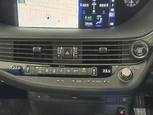 レクサス ＬＳ 500 Iパッケージ 三重県 2019(平31)年 2.8万km ソニッククォーツ プレミアムガソリン・ツインターボ/FR/MTモード付フロア10AT/12.3型ナビ/（AM/FM/CD/DVD/REC/SD/USB/Bluetooth/Miracast/AUX/TV）/パノラミックビューモニター/ドライブレコーダー 前後/ETC2.0/LEXUS Safety System＋A/・プリクラッシュセーフティ（歩行者注意喚起・アクティブ操舵回避支援）/・フロントクロストラフィックアラート/・Lexus CoDrive（レーダークルコン・レーントレーシングアシスト・レーンチェンジアシスト）/・ドライバー異常時停車支援システム/・上下2段式アダプティブハイビームシステム/・ロードサインアシスト/・先行車発進告知機能/・ITS Connect/・ブラインドスポットモニター/など/装備/・ムーンルーフ*/・本革シート/・シートヒーター＆ベンチレーション（D/N）/・メモリーパワーシート（D20way/N18way）/・パワートランクリッド/・デジタルインナーミラー/・左右独立温度調整オートエアコン/・電動リヤガラスサンシェード/・カラーHUD/・電子パーキングブレーキ＆ブレーキホールド/・20インチノイズリダクションAW（スパッタ）/・スマートキーx2＋カードキーx1/など/*…メーカーOP