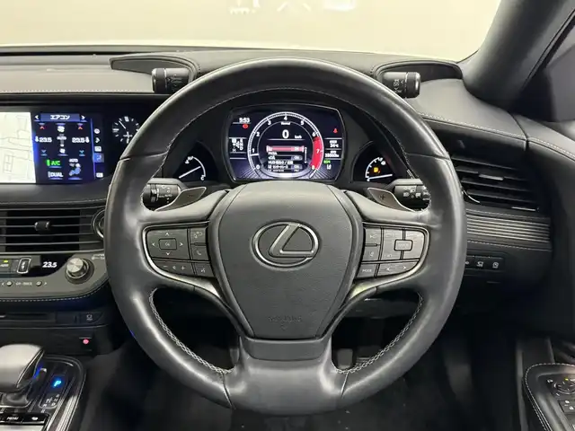 レクサス ＬＳ 500 Iパッケージ 三重県 2019(平31)年 2.8万km ソニッククォーツ プレミアムガソリン・ツインターボ/FR/MTモード付フロア10AT/12.3型ナビ/（AM/FM/CD/DVD/REC/SD/USB/Bluetooth/Miracast/AUX/TV）/パノラミックビューモニター/ドライブレコーダー 前後/ETC2.0/LEXUS Safety System＋A/・プリクラッシュセーフティ（歩行者注意喚起・アクティブ操舵回避支援）/・フロントクロストラフィックアラート/・Lexus CoDrive（レーダークルコン・レーントレーシングアシスト・レーンチェンジアシスト）/・ドライバー異常時停車支援システム/・上下2段式アダプティブハイビームシステム/・ロードサインアシスト/・先行車発進告知機能/・ITS Connect/・ブラインドスポットモニター/など/装備/・ムーンルーフ*/・本革シート/・シートヒーター＆ベンチレーション（D/N）/・メモリーパワーシート（D20way/N18way）/・パワートランクリッド/・デジタルインナーミラー/・左右独立温度調整オートエアコン/・電動リヤガラスサンシェード/・カラーHUD/・電子パーキングブレーキ＆ブレーキホールド/・20インチノイズリダクションAW（スパッタ）/・スマートキーx2＋カードキーx1/など/*…メーカーOP