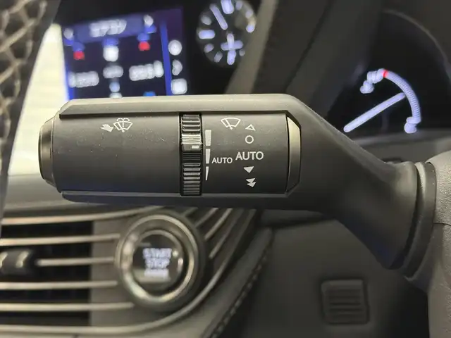 レクサス ＬＳ 500 Iパッケージ 三重県 2019(平31)年 2.8万km ソニッククォーツ プレミアムガソリン・ツインターボ/FR/MTモード付フロア10AT/12.3型ナビ/（AM/FM/CD/DVD/REC/SD/USB/Bluetooth/Miracast/AUX/TV）/パノラミックビューモニター/ドライブレコーダー 前後/ETC2.0/LEXUS Safety System＋A/・プリクラッシュセーフティ（歩行者注意喚起・アクティブ操舵回避支援）/・フロントクロストラフィックアラート/・Lexus CoDrive（レーダークルコン・レーントレーシングアシスト・レーンチェンジアシスト）/・ドライバー異常時停車支援システム/・上下2段式アダプティブハイビームシステム/・ロードサインアシスト/・先行車発進告知機能/・ITS Connect/・ブラインドスポットモニター/など/装備/・ムーンルーフ*/・本革シート/・シートヒーター＆ベンチレーション（D/N）/・メモリーパワーシート（D20way/N18way）/・パワートランクリッド/・デジタルインナーミラー/・左右独立温度調整オートエアコン/・電動リヤガラスサンシェード/・カラーHUD/・電子パーキングブレーキ＆ブレーキホールド/・20インチノイズリダクションAW（スパッタ）/・スマートキーx2＋カードキーx1/など/*…メーカーOP